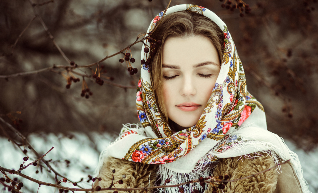 Стильный аксессуар — платок. Как можно красиво носить на голове?