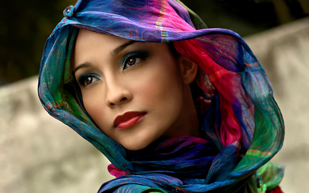 Стильный аксессуар — платок. Как можно красиво носить на голове?