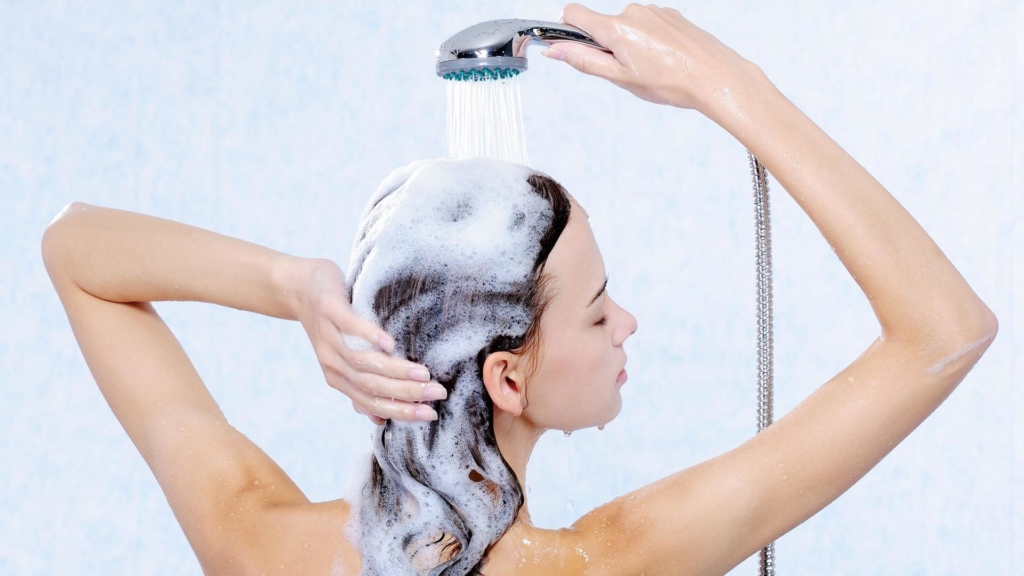 Ежедневное очищение волос — зло. Как часто нужно мыть голову девушкам, женщинам и мужчинам?